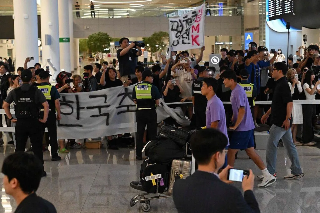 Aficionados reciben con abucheos a la Selección de Corea del Sur tras eliminación en el Mundial