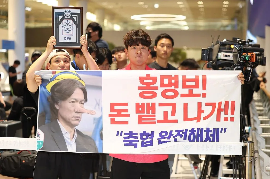 Aficionados reciben con abucheos a la Selección de Corea del Sur tras eliminación en el Mundial