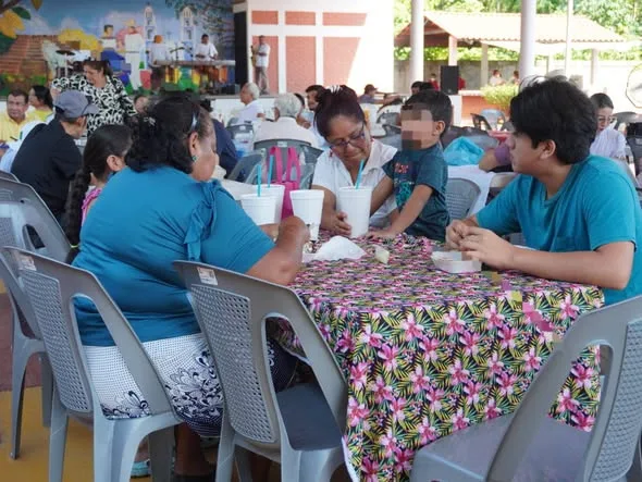 Comalcalquenses disfrutan del Tianguis Campesino