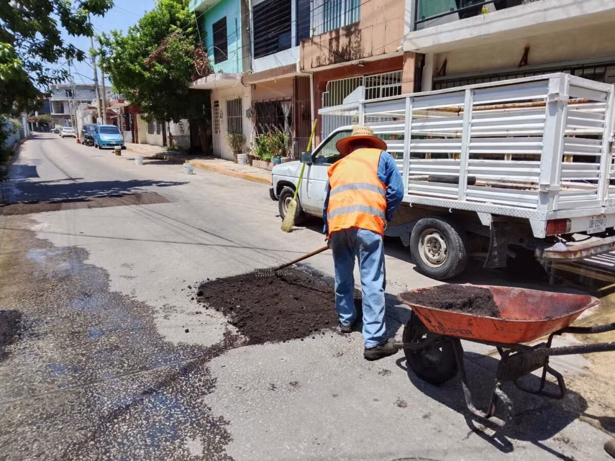 Continúan trabajos de bacheo en vialidades de Centro durante el fin de semana