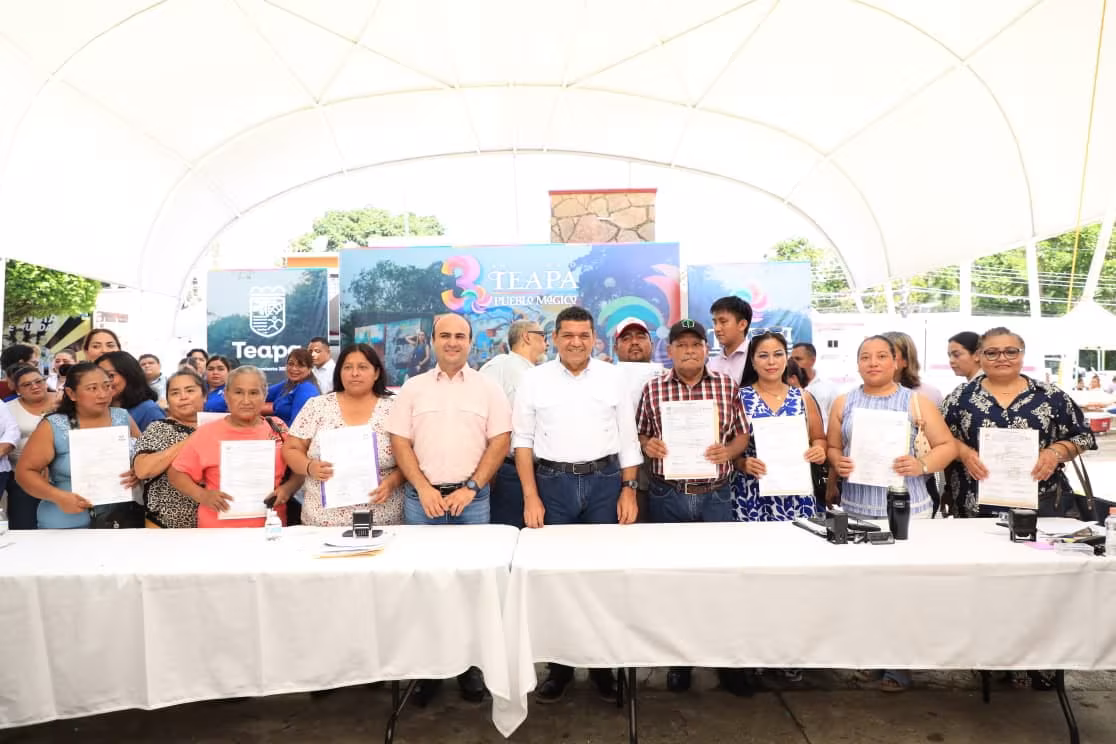 Generan más certeza jurídica a habitantes de Teapa, con entrega de 15 títulos de propiedad