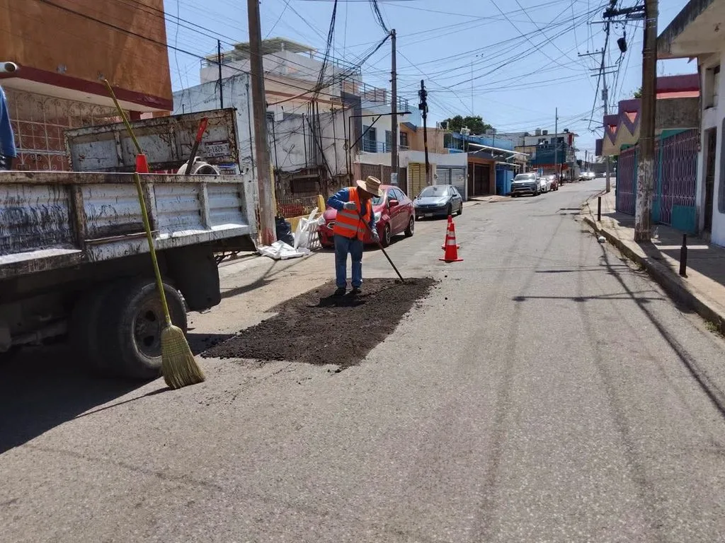 Continúan trabajos de bacheo en vialidades de Centro durante el fin de semana