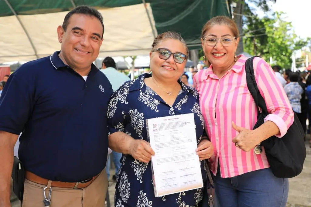 Generan más certeza jurídica a habitantes de Teapa, con entrega de 15 títulos de propiedad