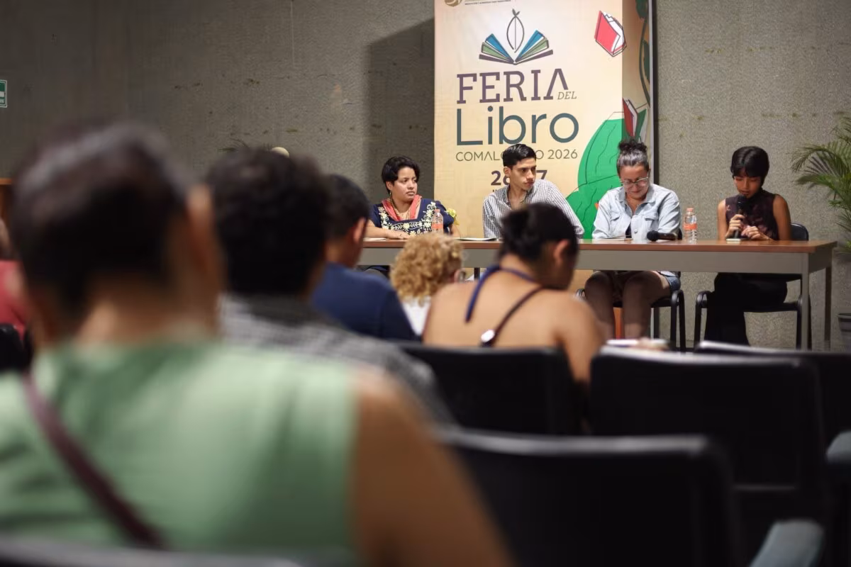 Mesas de Lectura reúnen a familias en la Feria del Libro Comalcalco 2026